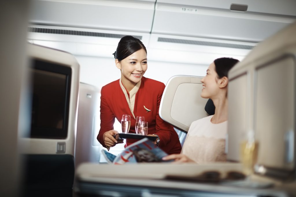 Stewardess zijn is veel meer dan eten en drinken serveren.  Fotocredit: Cathay Pacific