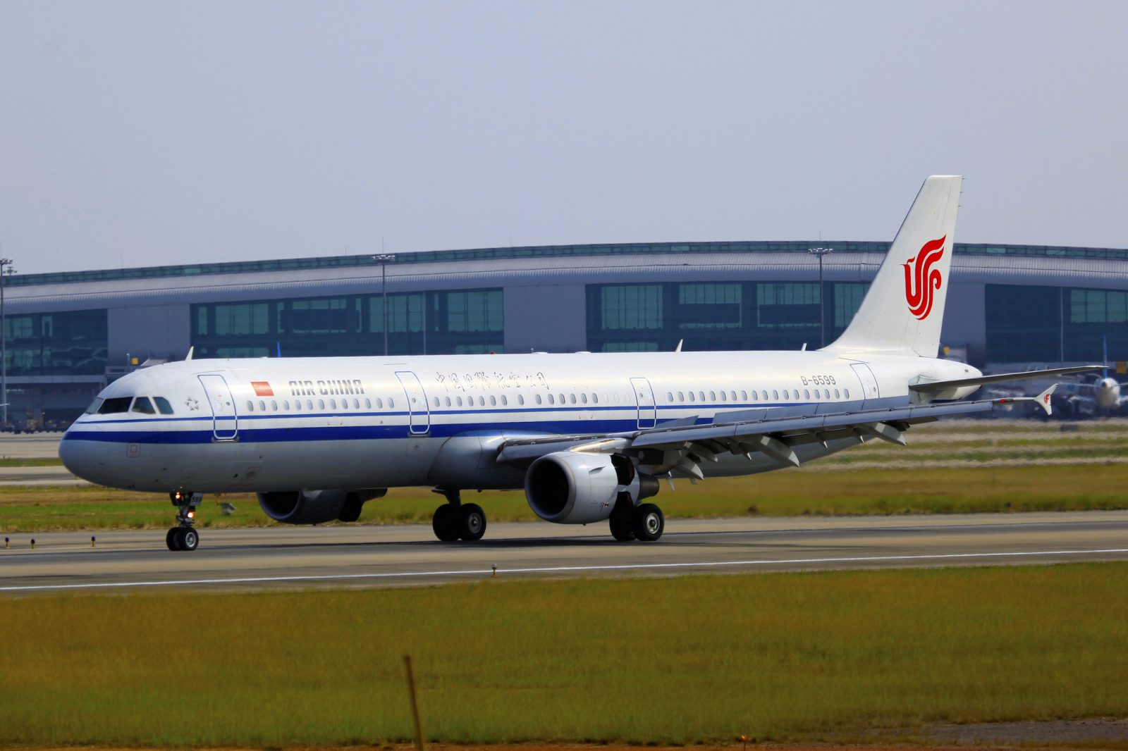 SHOCKING PHOTOS: Flight Attendant Held "Under Duress" With Knife On Air China Flight - Plane Lands Safely