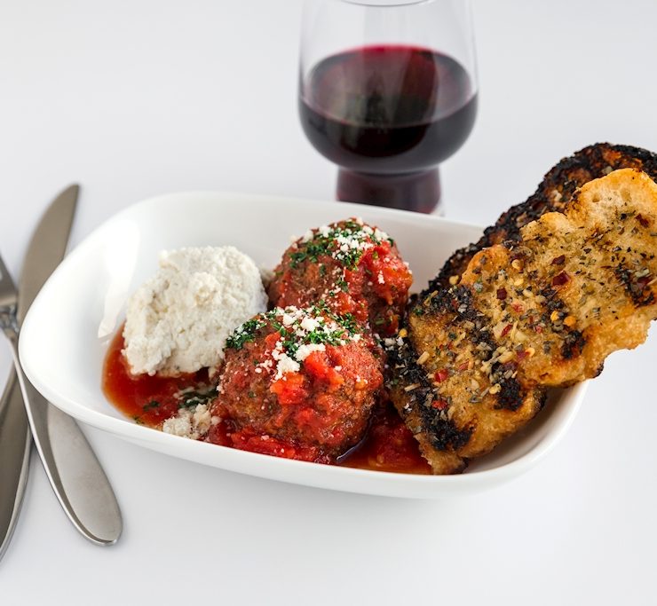 Airline Economy Food That Actually Looks and Tastes Good: These Airlines Are Experimenting with a 'Trayless' Service