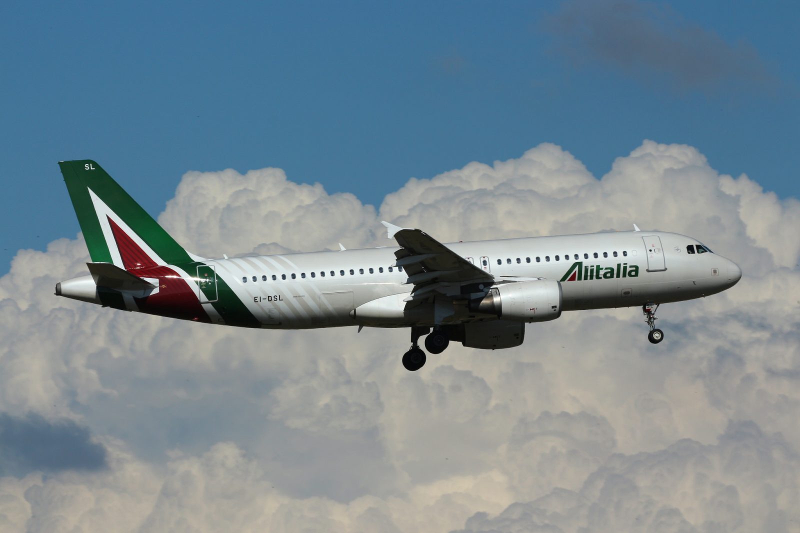 The Alitalia Bailout Gets Complicated: Whose Now Interested in Buying Italian Flag Carrier?