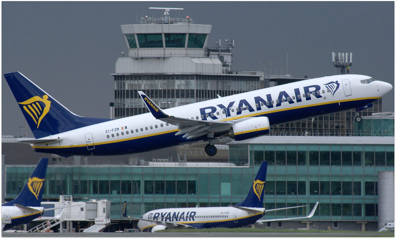 Ryanair is NOT Allowed to Fire Dutch Pilots and Cabin Crew Who Refused to Move Bases