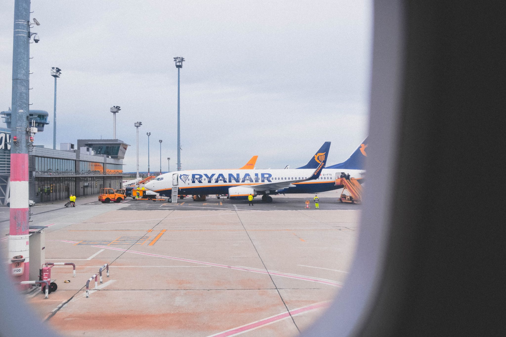 Flipboard Drunk Ryanair Passenger Dragged Off Flight By Police After 