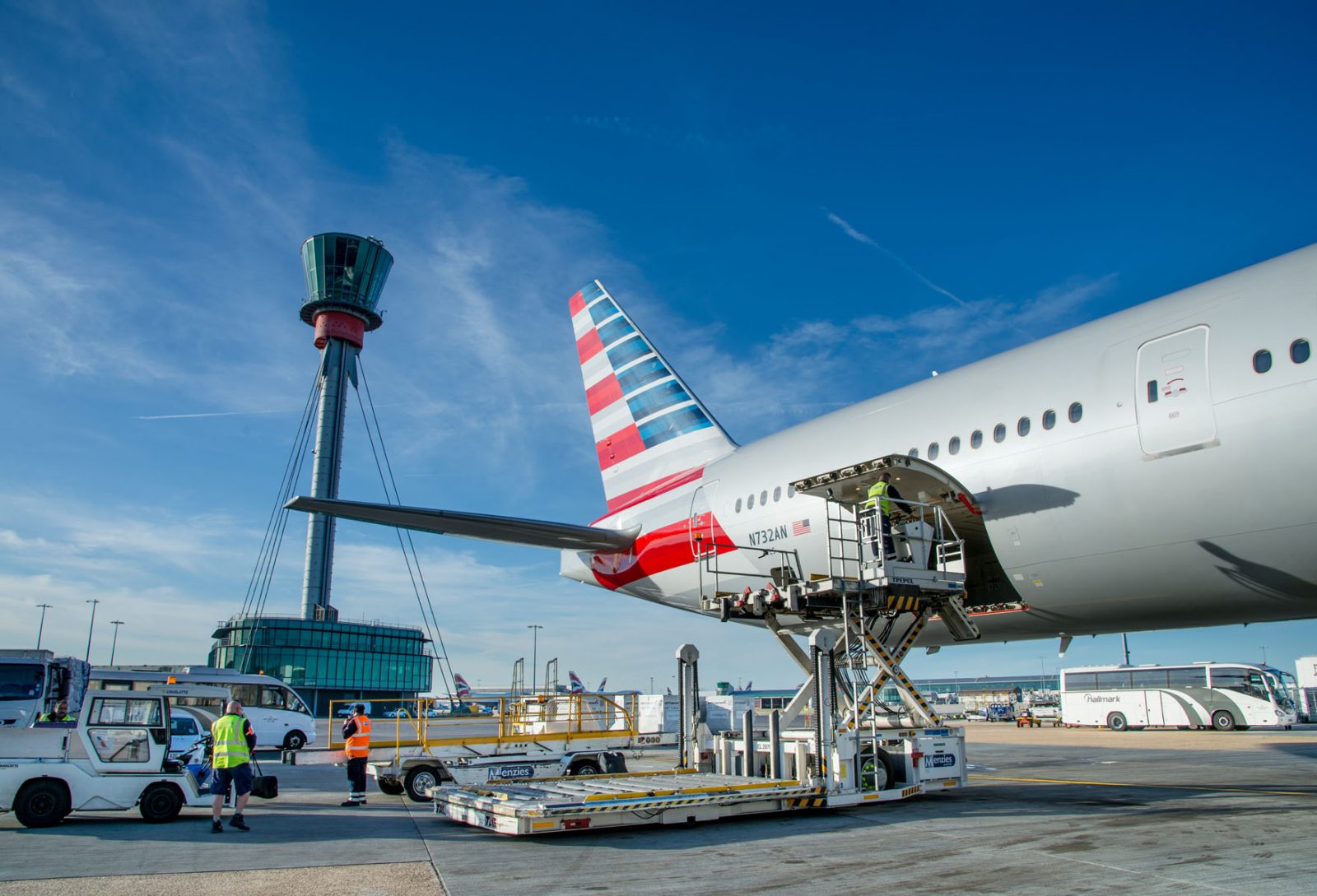 Investigation "Casts Doubt" On American Airlines Explanation That Leaked Clear Caused Flight Attendants to Fall Unconscious