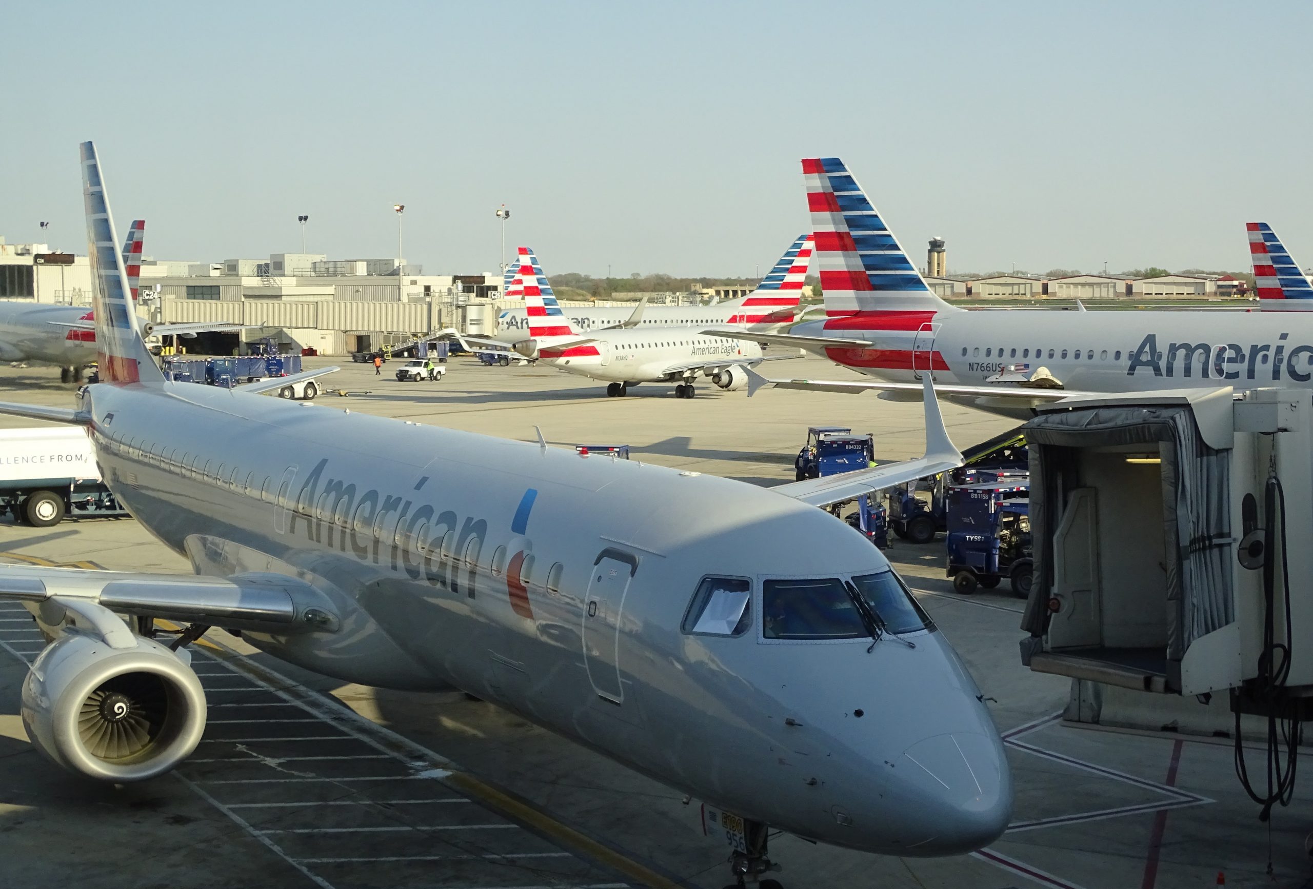 Un trabajador de tierra de American Airlines murió en un horrible accidente después de ser golpeado por un motor a reacción