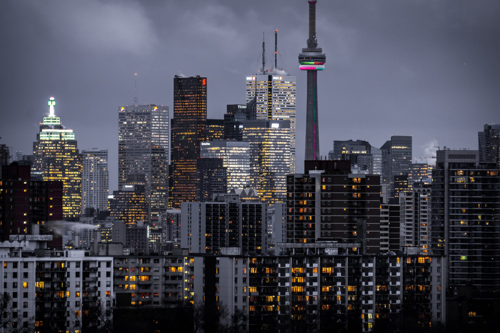 a city skyline with many buildings