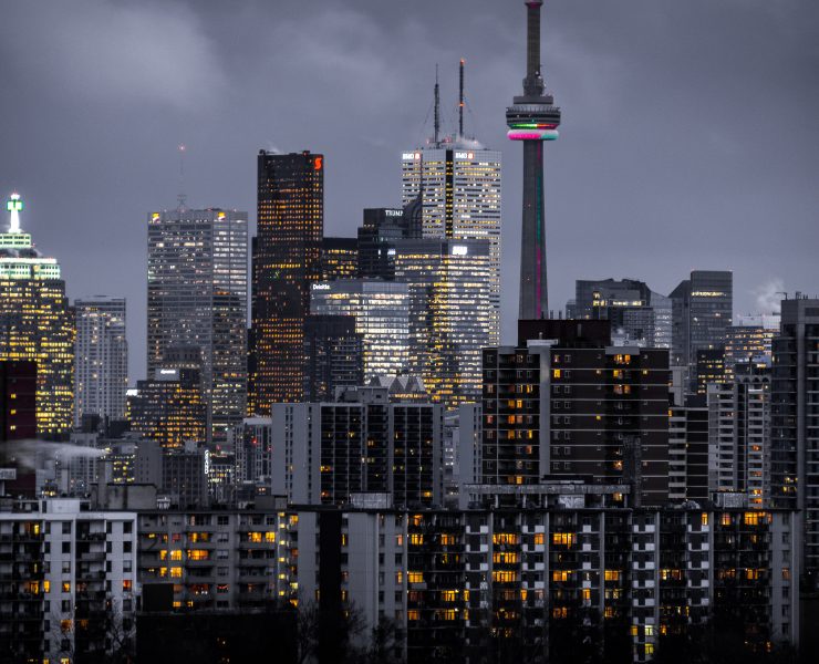 a city skyline with many buildings