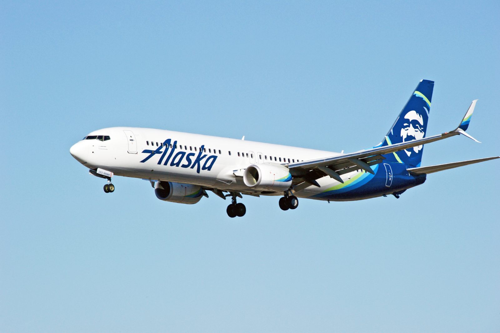 An Alaska Airlines 737 aircraft comes into land