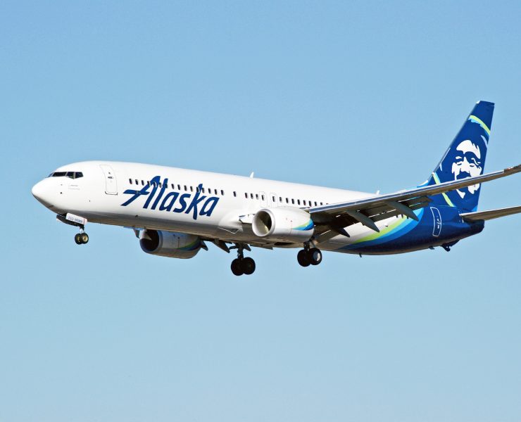An Alaska Airlines 737 aircraft comes into land