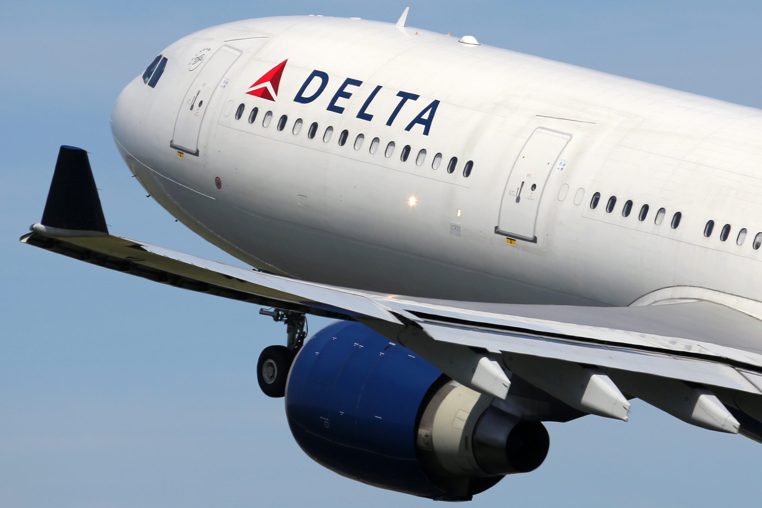 Delta Air Forced to Fill a Widebody Jet With 1,000 Lost Bags From Heathrow Airpo..