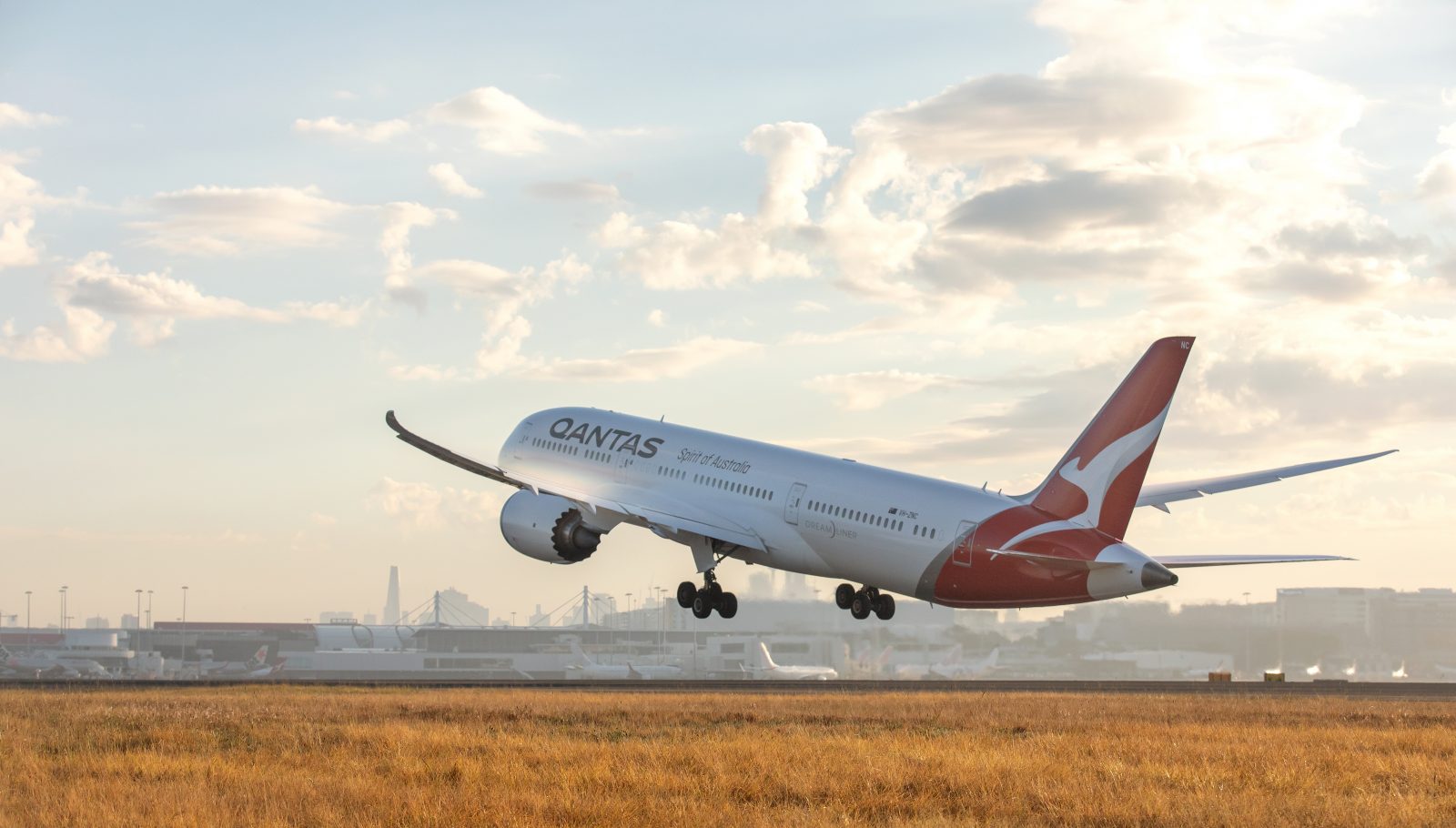 qantas boeing 787 dreamliner taking off