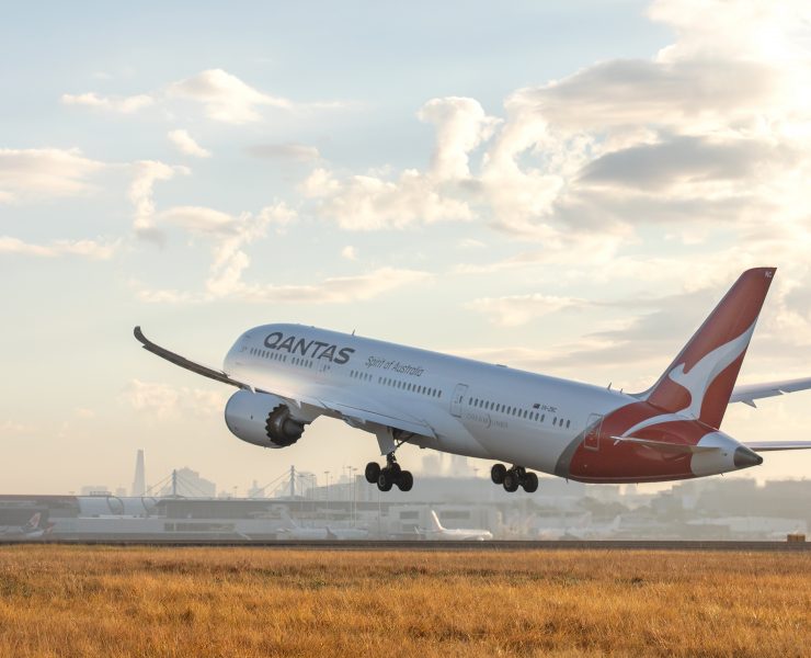 qantas boeing 787 dreamliner taking off
