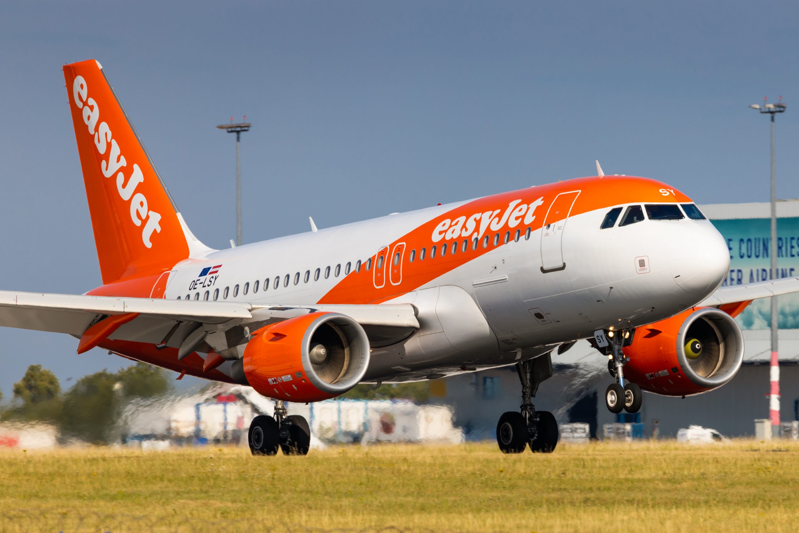 EasyJet Will Pay Cabin Crew a £1,000 Bonus if They Don’t Quit During The Busy Su..