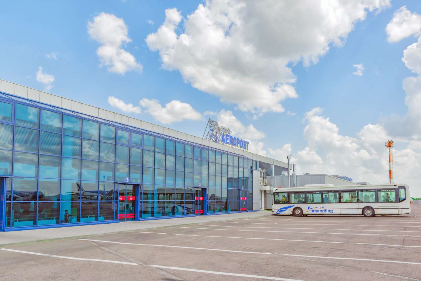 a bus parked in front of a building