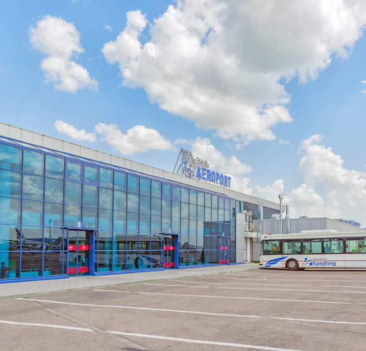 a bus parked in front of a building