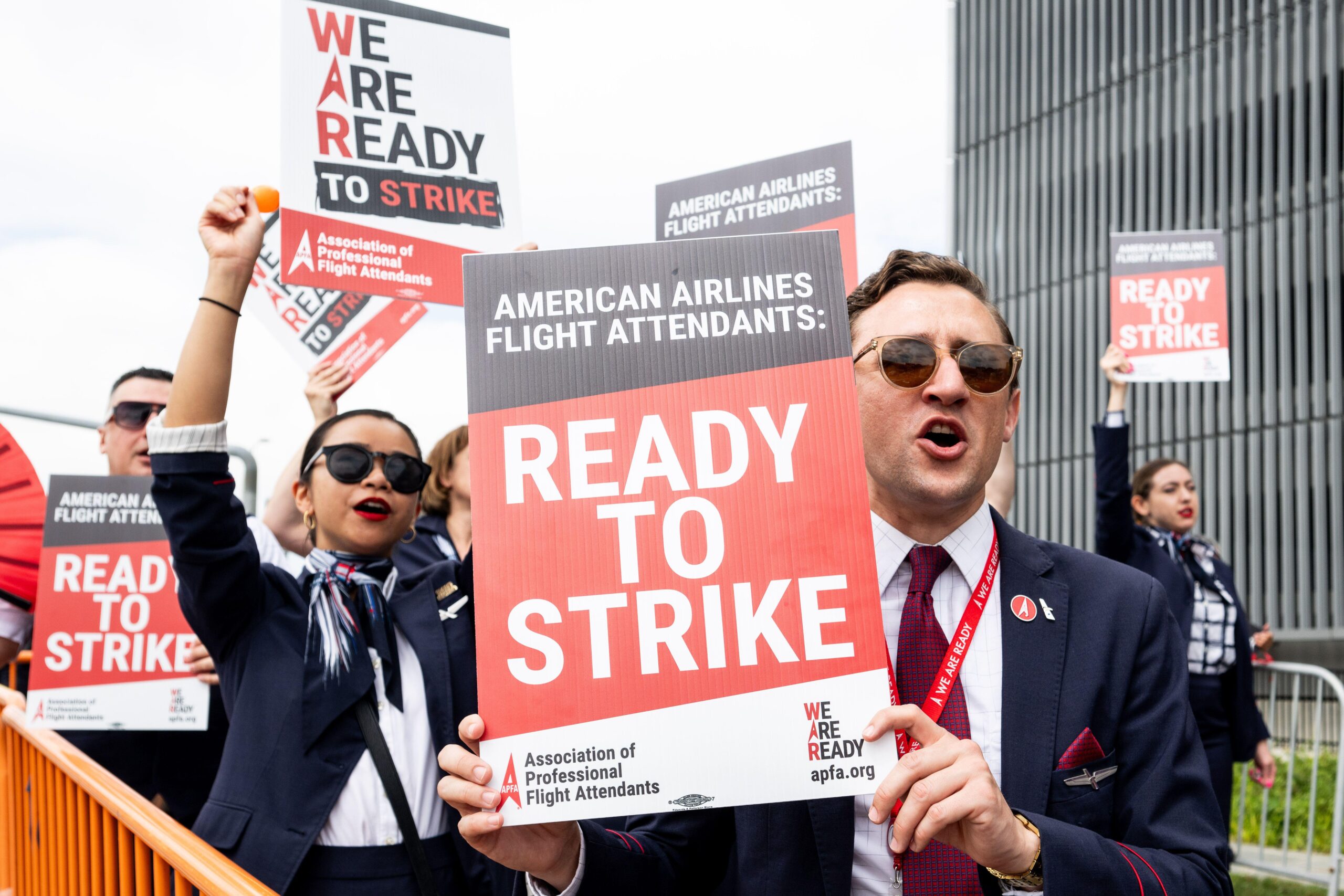 American Airways Threatens to Self-discipline Flight Attendants Who Put on Union T-Shirts On Flights or at Coaching Faculty | Digital Noch