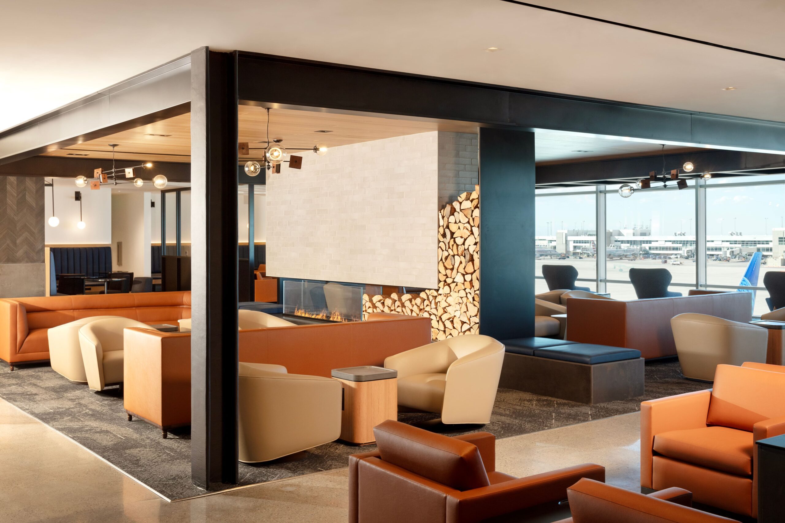 How Can You Access a United Airlines Club or United Polaris Lounge in 2024