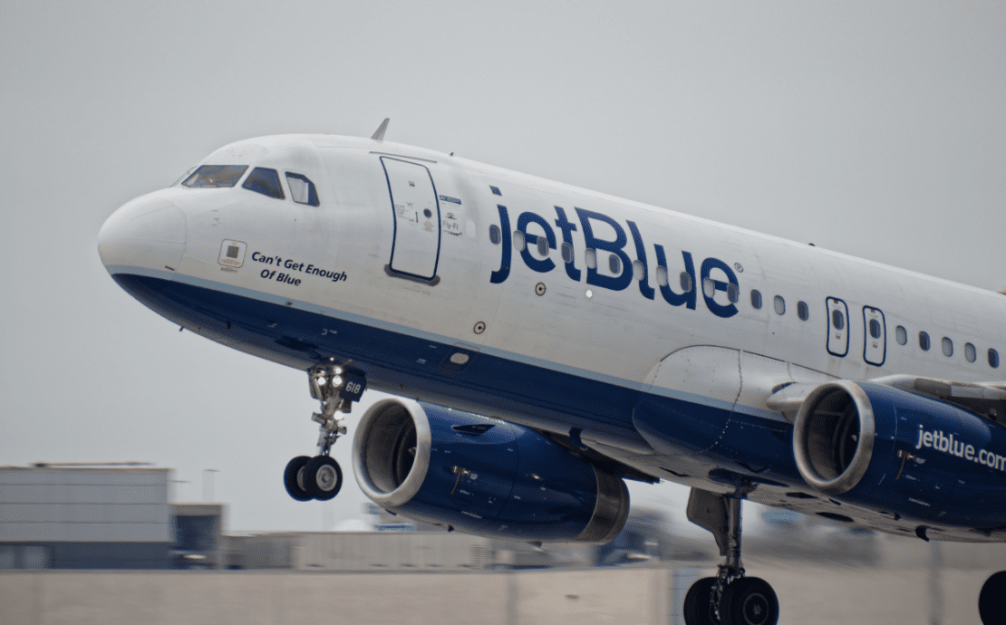 A JetBlue Airbus A320 taking off