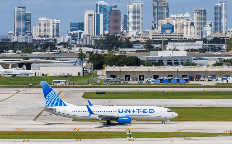A United Airlines Boeing 737 at Fort Lauderdale Airport