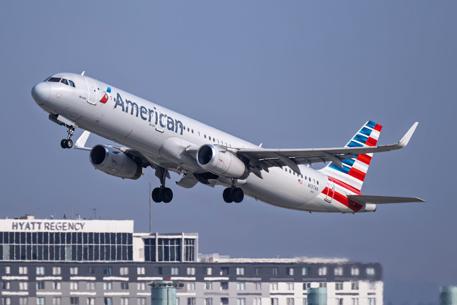an american airlines airbus a321 flying in the sky