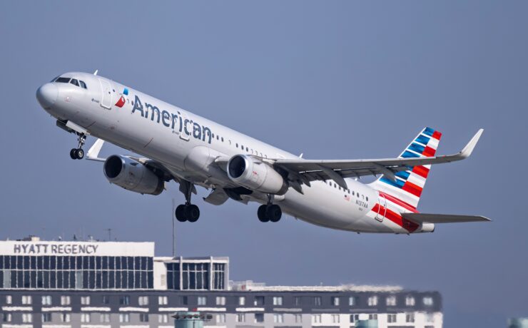 an american airlines airbus a321 flying in the sky