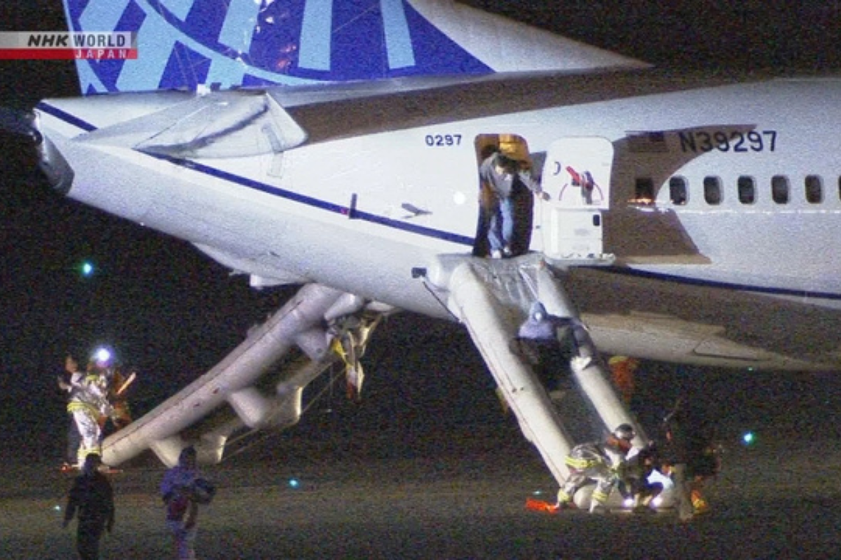 Screenshot of news channel showing passenger using emergency slides to evacuate a United Airlines Boeing 737