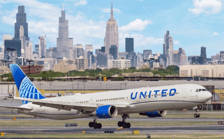 a united airlines 767 landing at Newark liberty airport