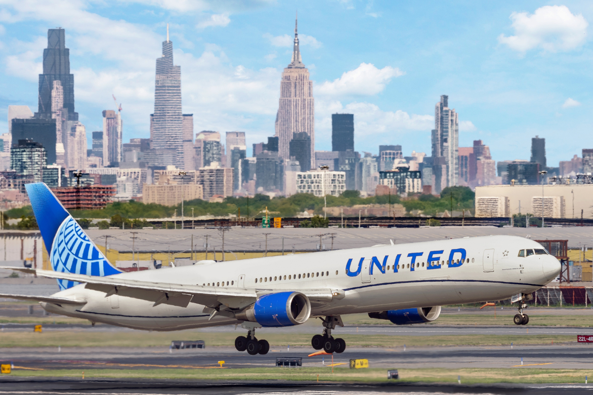 a united airlines 767 landing at Newark liberty airport