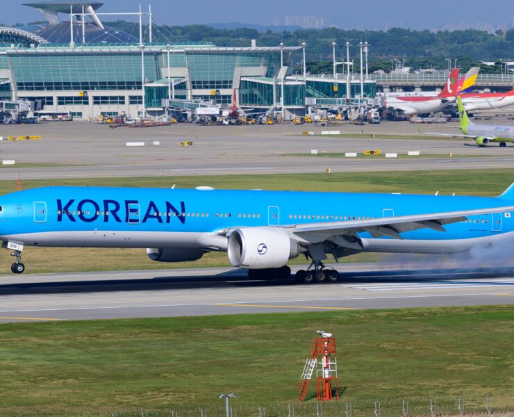 A Korean Air Boeing 777 landing