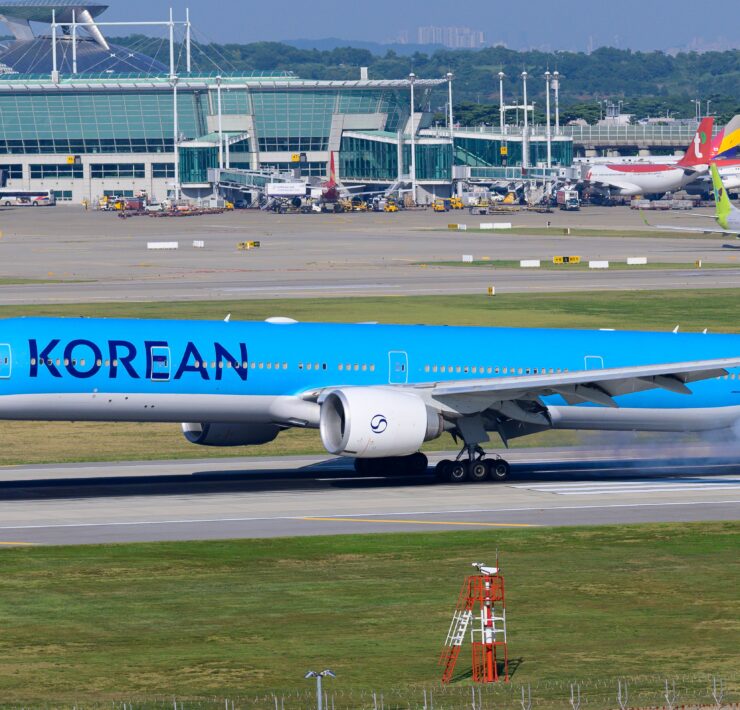 A Korean Air Boeing 777 landing