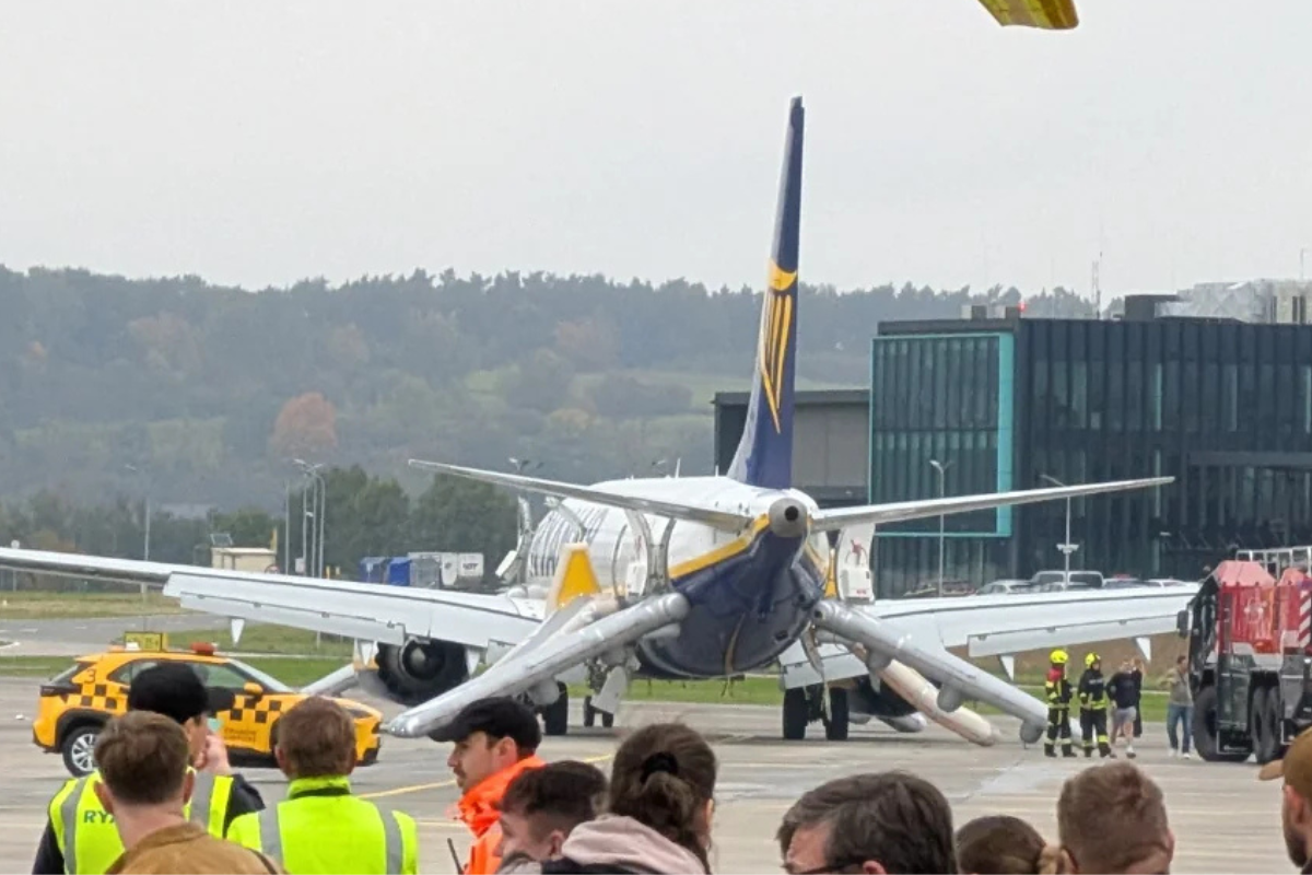 evacuation slides deployed on a brand new Ryanair Boeing 737MAX