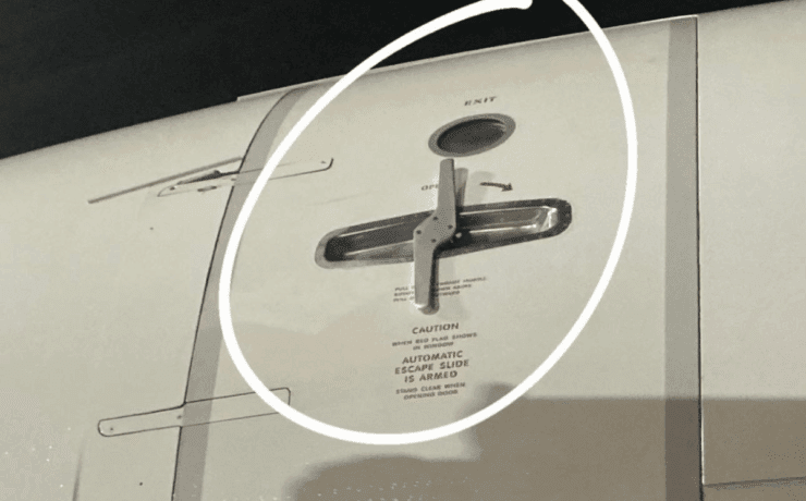 boeing 737 flies for more than two hours with door handle out