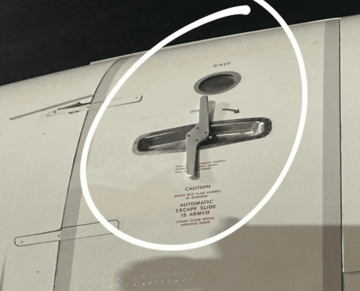 boeing 737 flies for more than two hours with door handle out