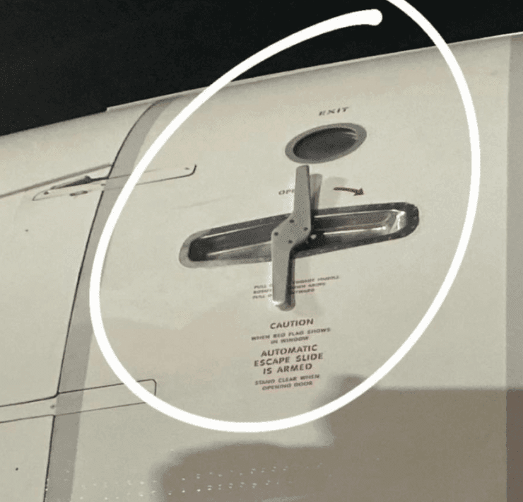 boeing 737 flies for more than two hours with door handle out