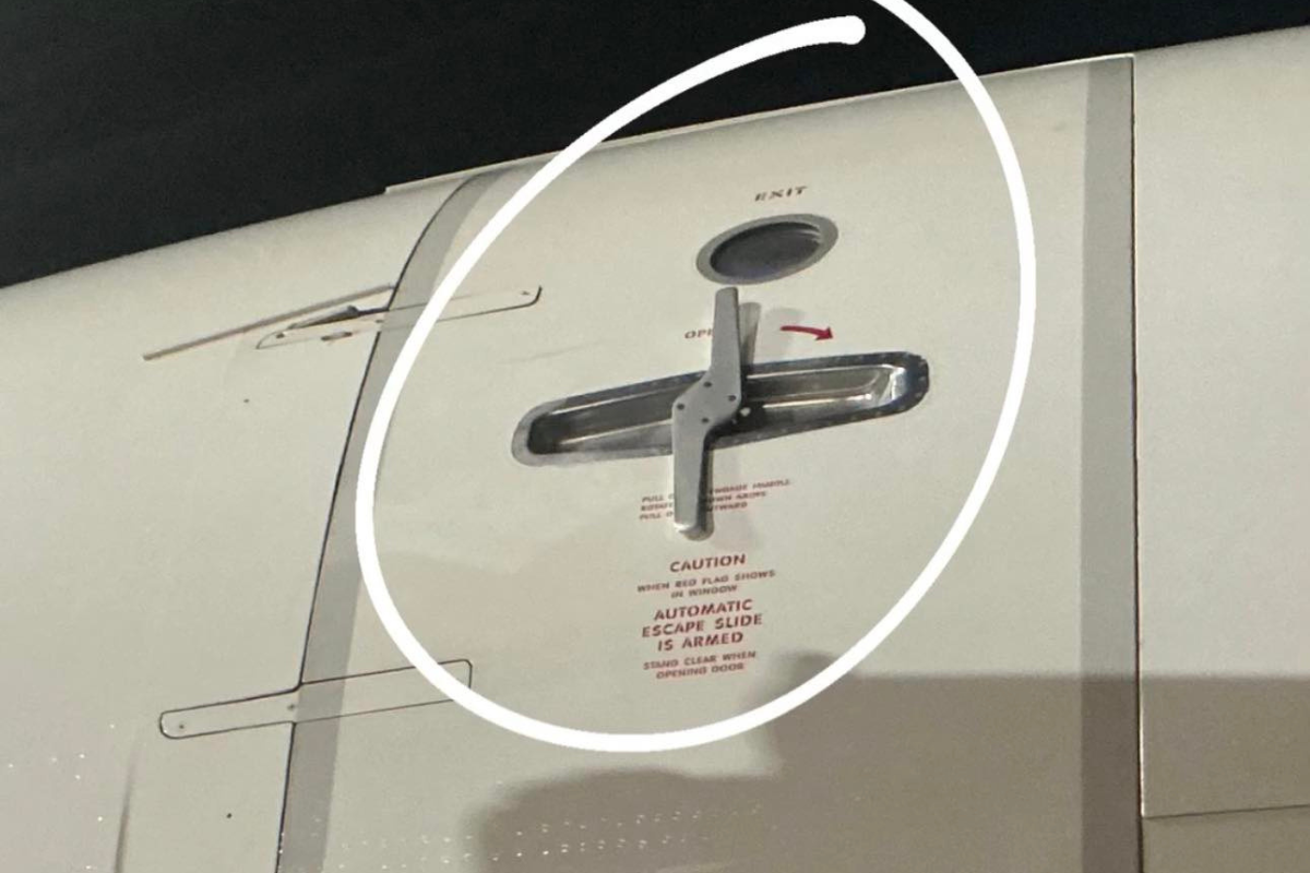 boeing 737 flies for more than two hours with door handle out