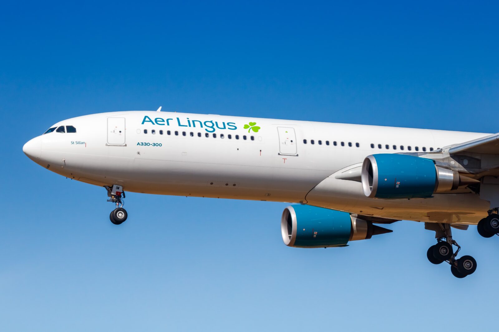 an aer lingus airbus a330 flying in the sky