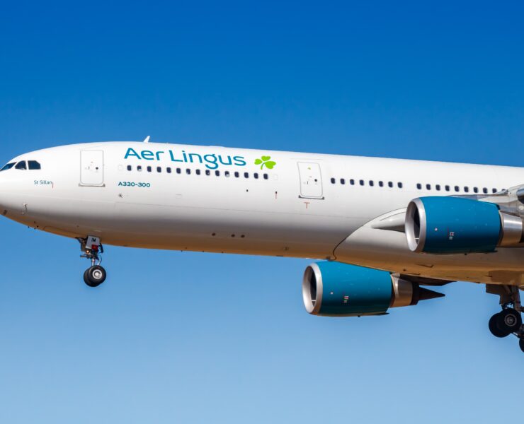 an aer lingus airbus a330 flying in the sky