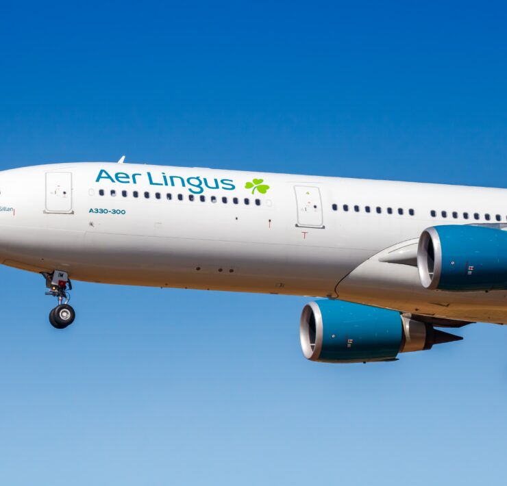 an aer lingus airbus a330 flying in the sky