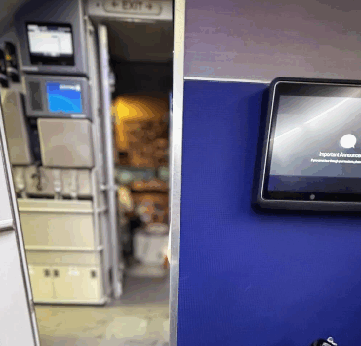 the front of a United Airlines Boeing 737