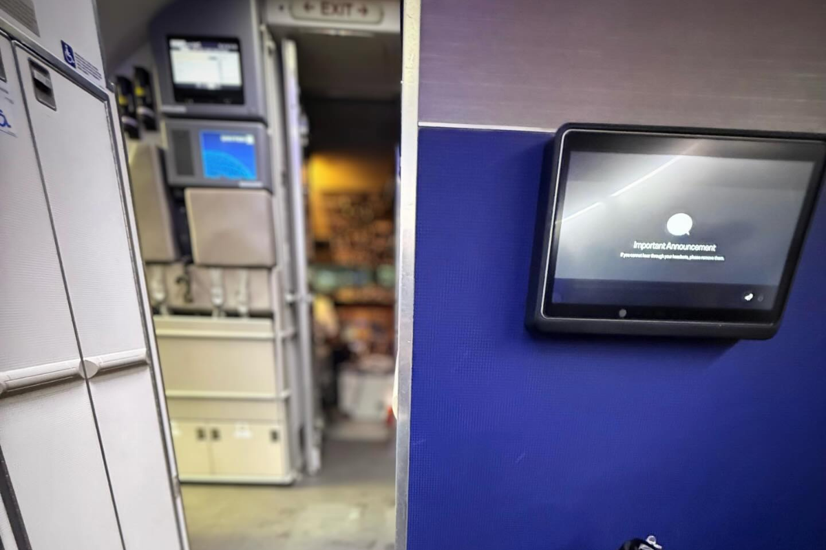 the front of a United Airlines Boeing 737