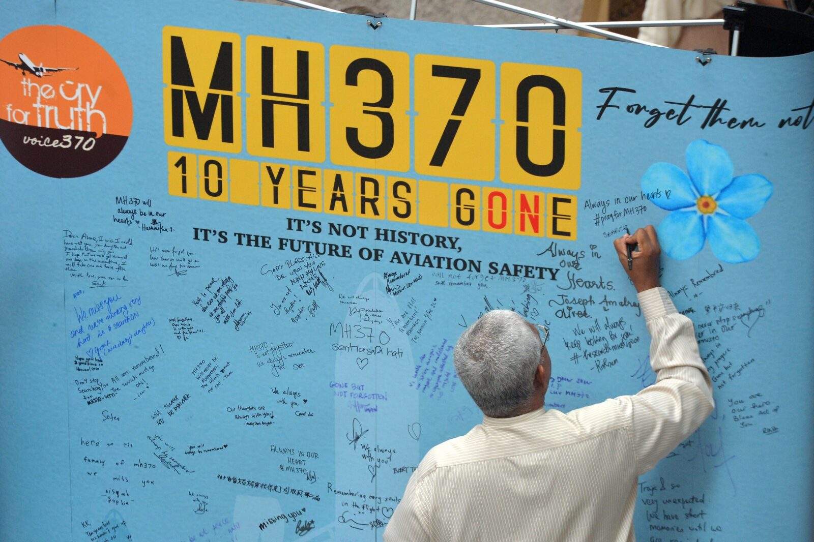 MH370 memorial wall