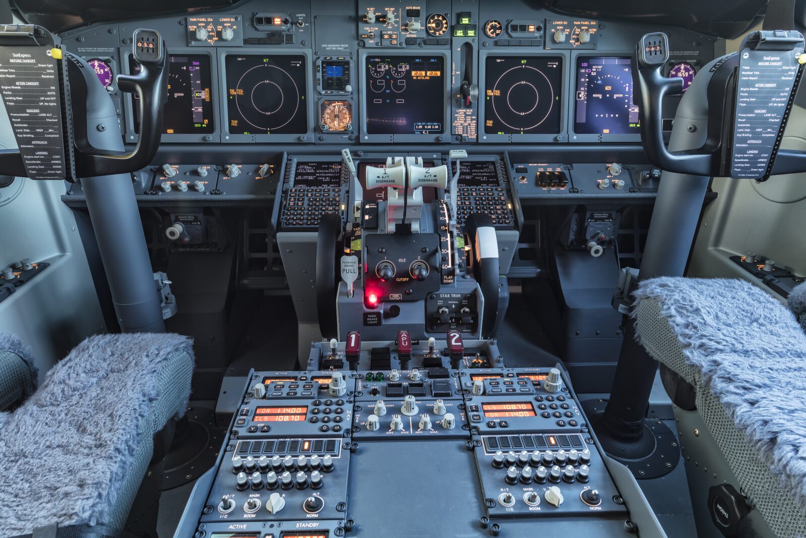 the cockpit of a boeing 737
