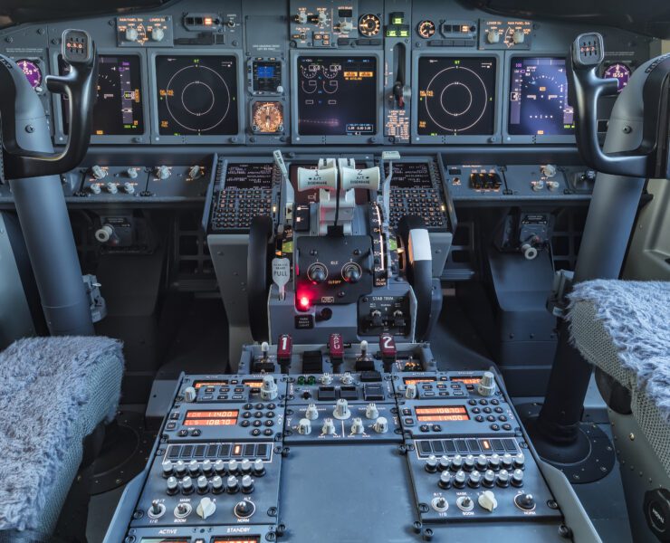 the cockpit of a boeing 737