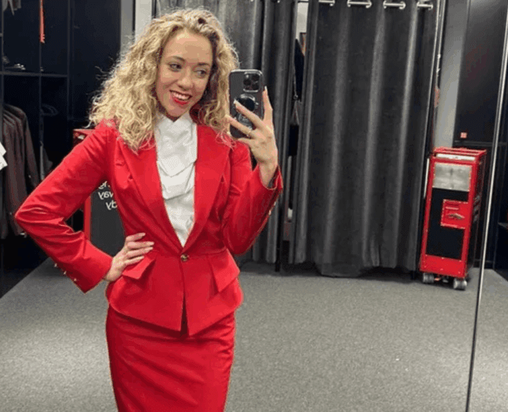 Virgin Atlantic flight attendant Jasmin Winthrop taking a selfie in her uniform