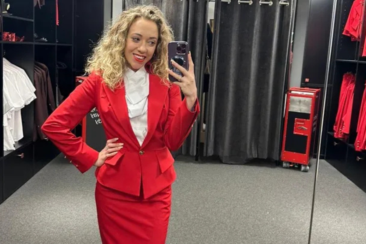 Virgin Atlantic flight attendant Jasmin Winthrop taking a selfie in her uniform