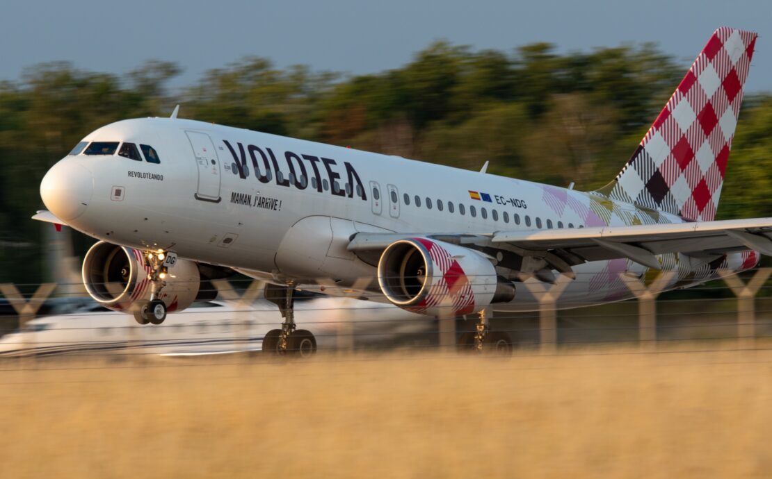 a volotea plane taking off