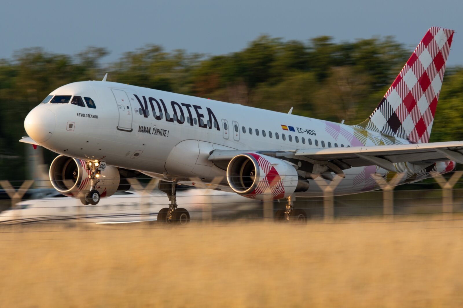 a volotea plane taking off