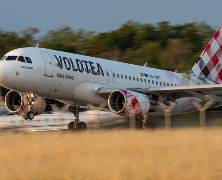 a volotea plane taking off