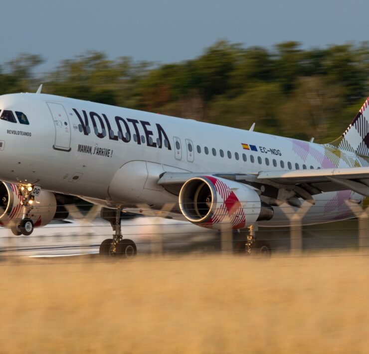 a volotea plane taking off