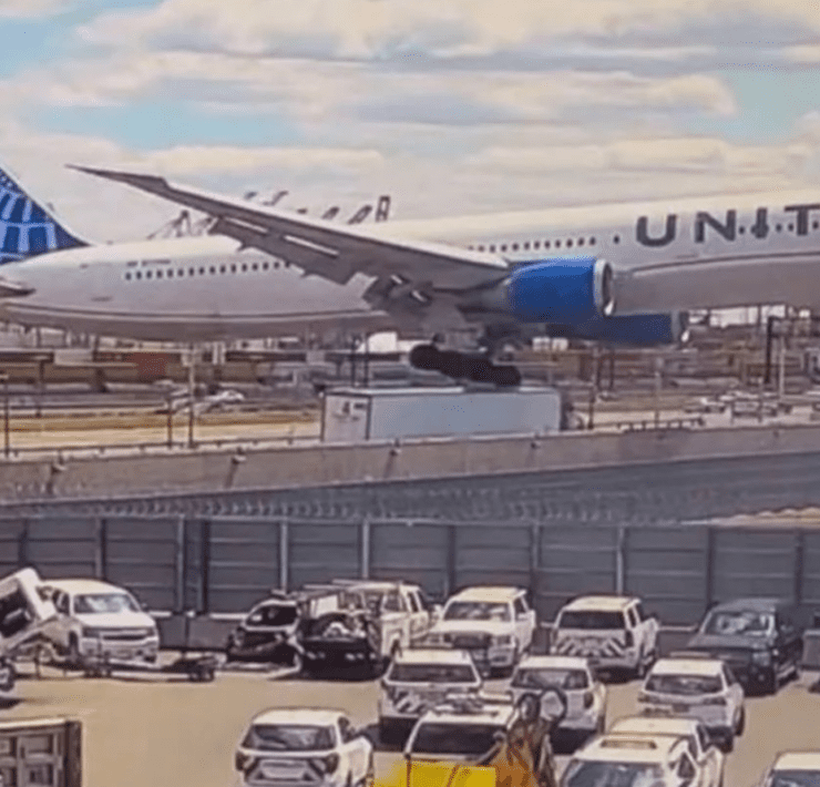 video surveillance footage of a united airlines 767 striking a delivery truck while landing at ewr