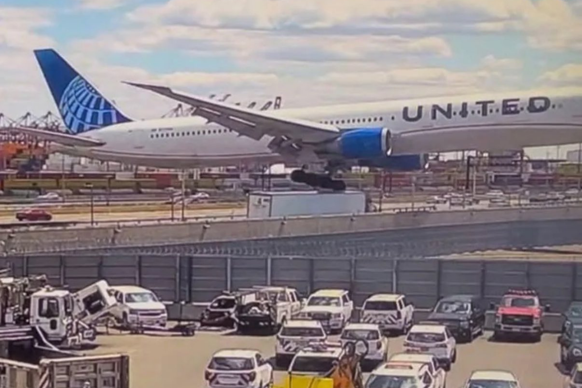 video surveillance footage of a united airlines 767 striking a delivery truck while landing at ewr